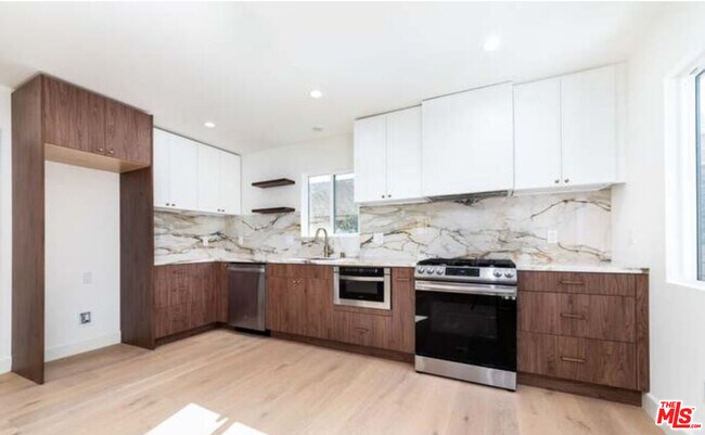 Foto del edificio - 1330 Silver Lake Blvd
