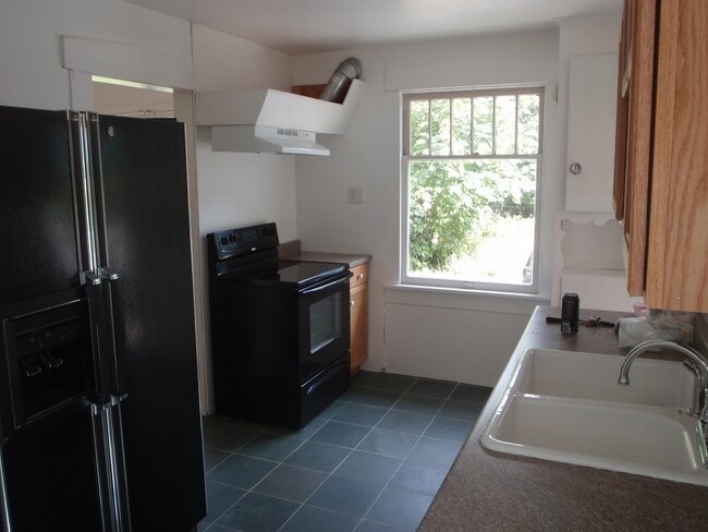 Building Photo - Two story, 7 Bedroom 2 Bath House on South...