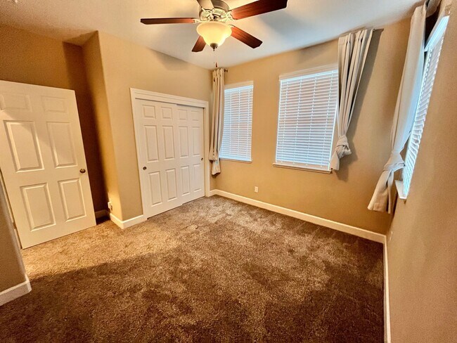 Building Photo - Beautiful 5bed 3 1/2 bath with SOLAR! Great location!