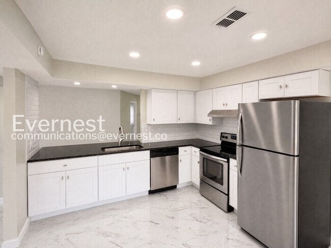 Building Photo - 3 Bed/2 Bath Home with Garage / Available Now!