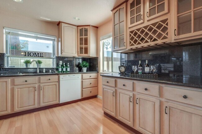 Foto del edificio - 4 Bed/2 Bath Home with Maintenance-Free ba...