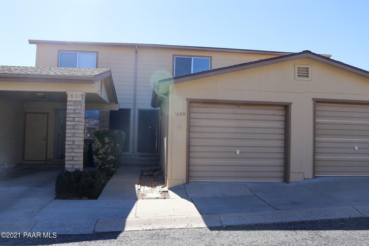 Foto principal - 2-Story Two Bedroom Townhouse West Prescott