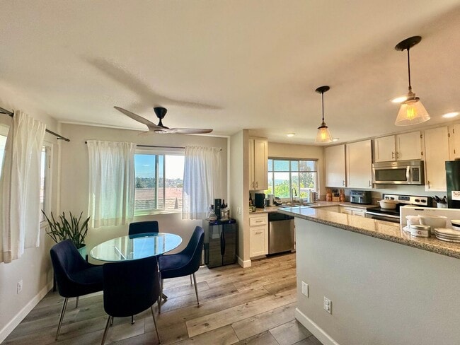 Building Photo - 3 Bedroom Townhome near USD!! Parking + La...