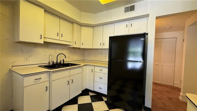 Foto del edificio - 329 Castle Shannon Blvd