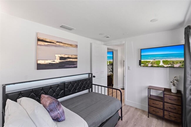 Building Photo - 719 NE 36th St