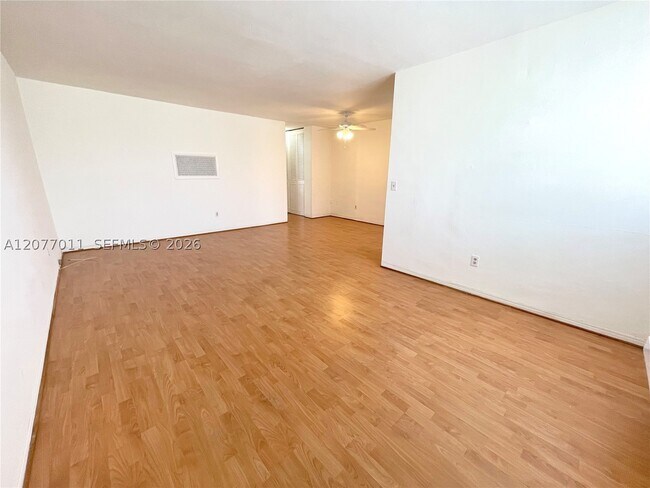 Foto del edificio - 441 Collins Ct