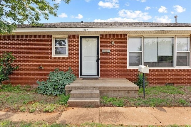 Building Photo - 1009 N Illinois St
