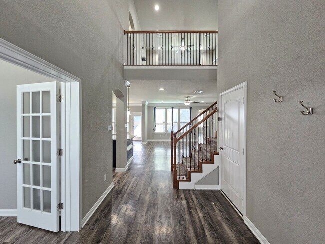 Foto del edificio - NEW IN MANAGEMENT - AVAILABLE NOW!