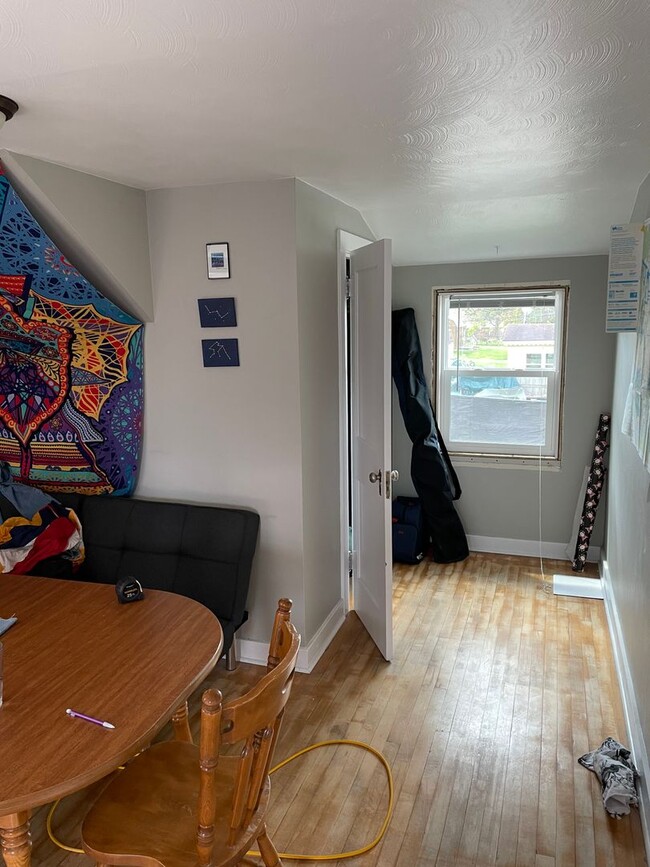 Building Photo - 1 Bed 1 Bath Upper Unit on the East Hill E...