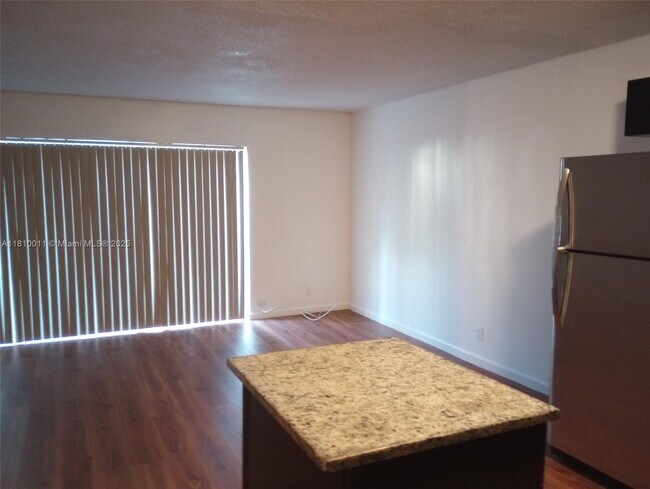 Foto del edificio - 5845 Blueberry Ct
