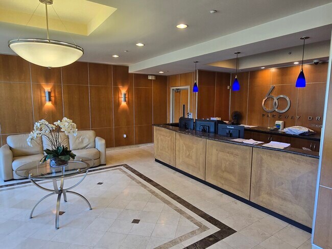 Foto del edificio - 60 Parkway Dr E