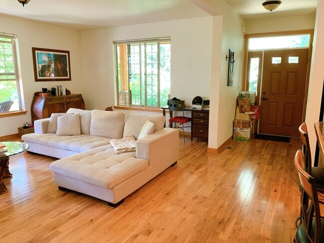 Building Photo - 4 bdrm/2.5 bath Custom Home on the Southside