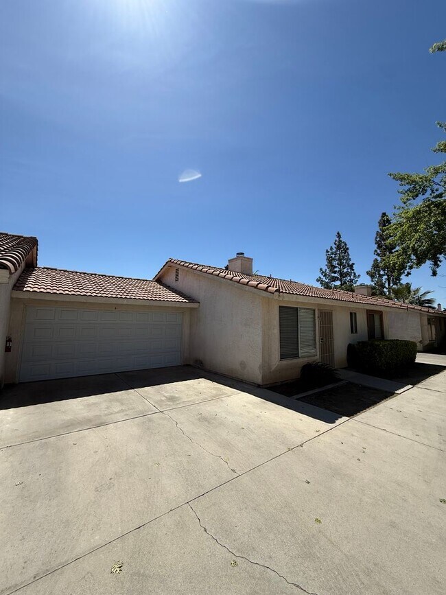 Foto del edificio - 3 Bed 2 bath in Southwest Bakersfield