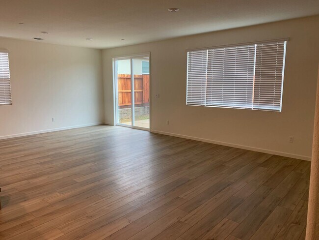 Building Photo - Modern 3 Bedroom, 2 Bath Home Built in 202...