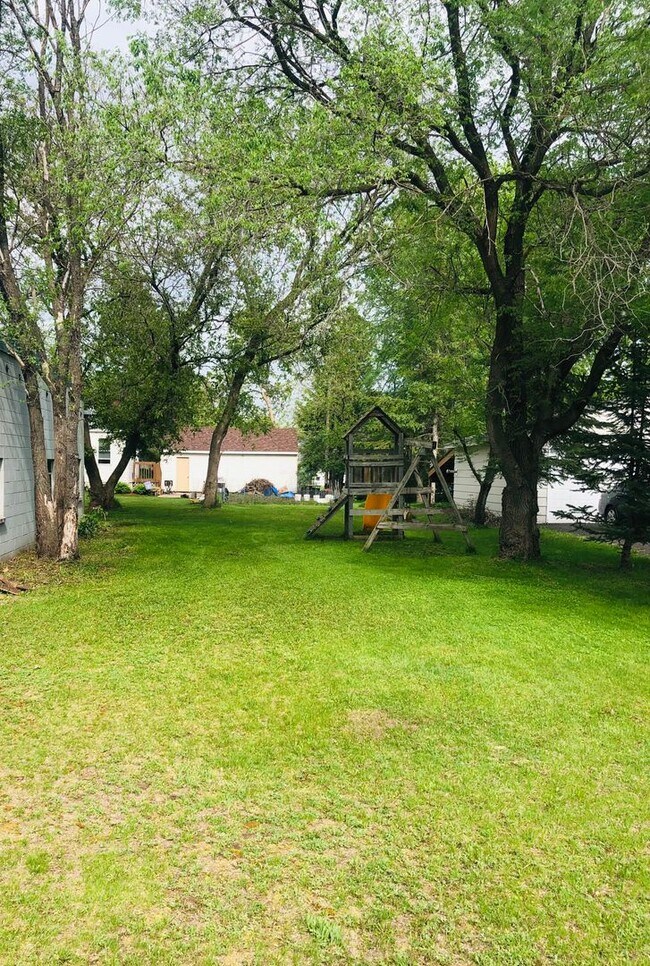 Foto del edificio - Charming 3-Bedroom Cloquet Home with Spaci...