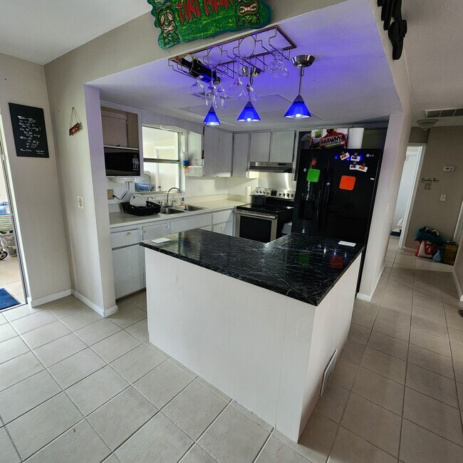 Foto del edificio - 917 Iris Dr