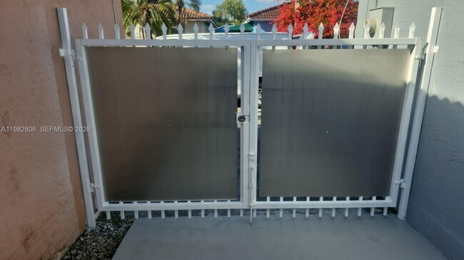 Foto del edificio - 3355 W 68th St