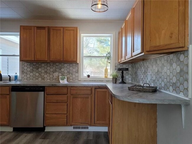 Building Photo - Spacious 3 Bedroom Home with Fenced Yard, Updated Kitchen & Covered Parking!