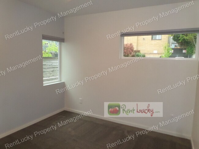 Foto del edificio - Stunning 4-Bedroom Newer Construction w/Huge VIEW Rooftop Deck in Fremont!!