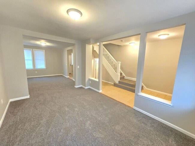 Building Photo - 4 Bedroom Home