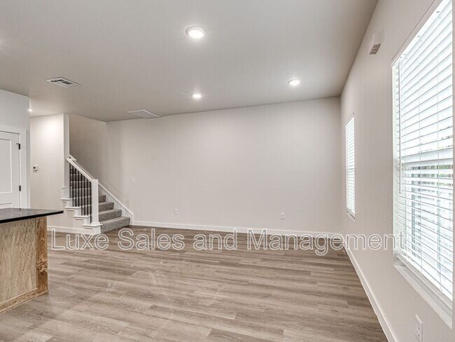 Foto del edificio - 618 W 2nd St