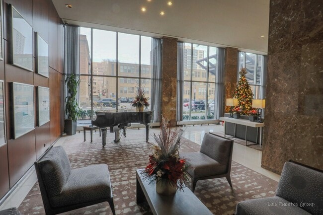Foto del edificio - 655 W Irving Park Rd