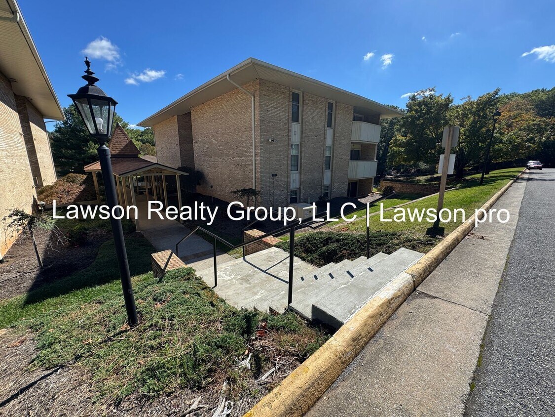 Foto principal - Two Bedroom Condo w/ Updated Kitchen in Hu...