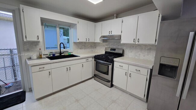 Foto del edificio - 5911 SW 6th St