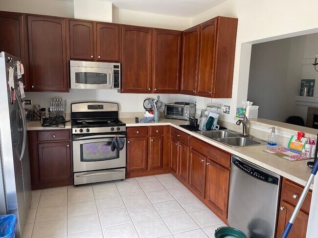 Foto del edificio - 1040 N Claremont Dr