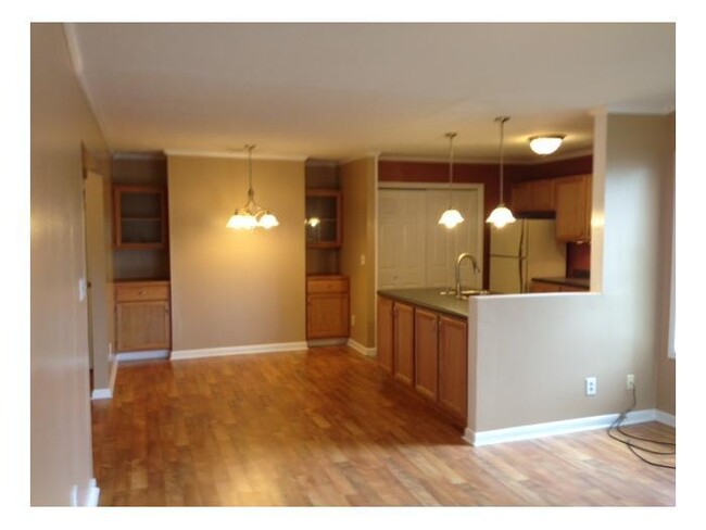 Foto del edificio - CUTE 2 BEDROOM 2 BATH CONDO WITH UPGRADES!