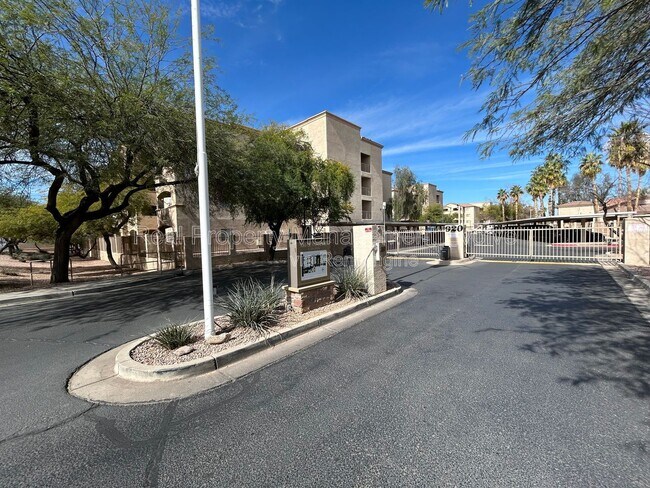 Foto del edificio - 920 E Devonshire Ave