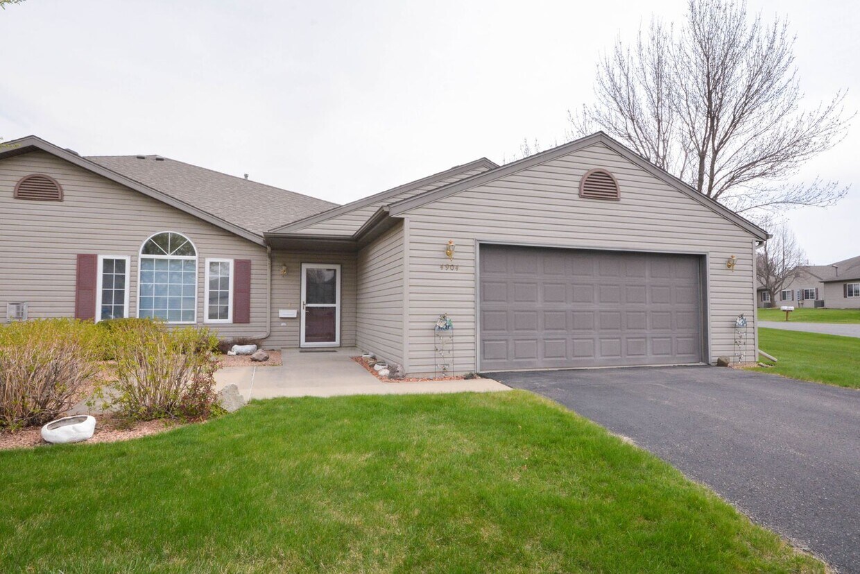 Primary Photo - End unit, 1 level living townhome!