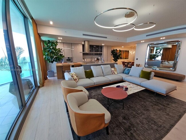Building Photo - 15701 Collins Ave