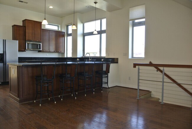 Building Photo - 3 Story town home with rooftop deck in Oceanside!~ Cleveland #101