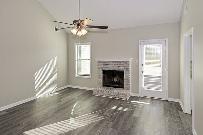 Foto del edificio - 6801 Bramble Ln