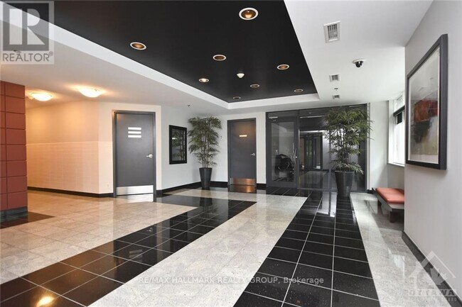 Building Photo - 445 Laurier Ave W