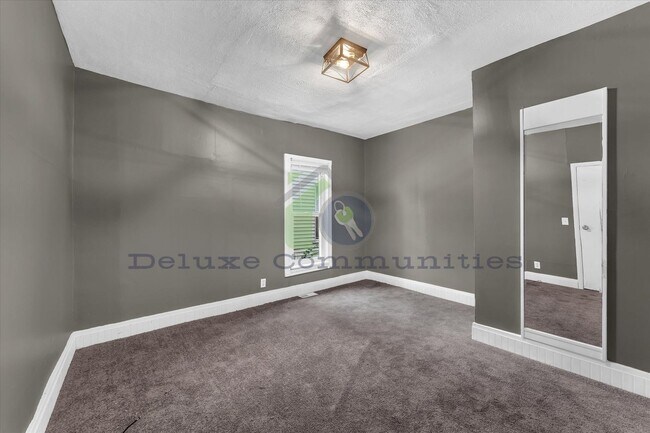 Building Photo - 636 Livingston Ave NE