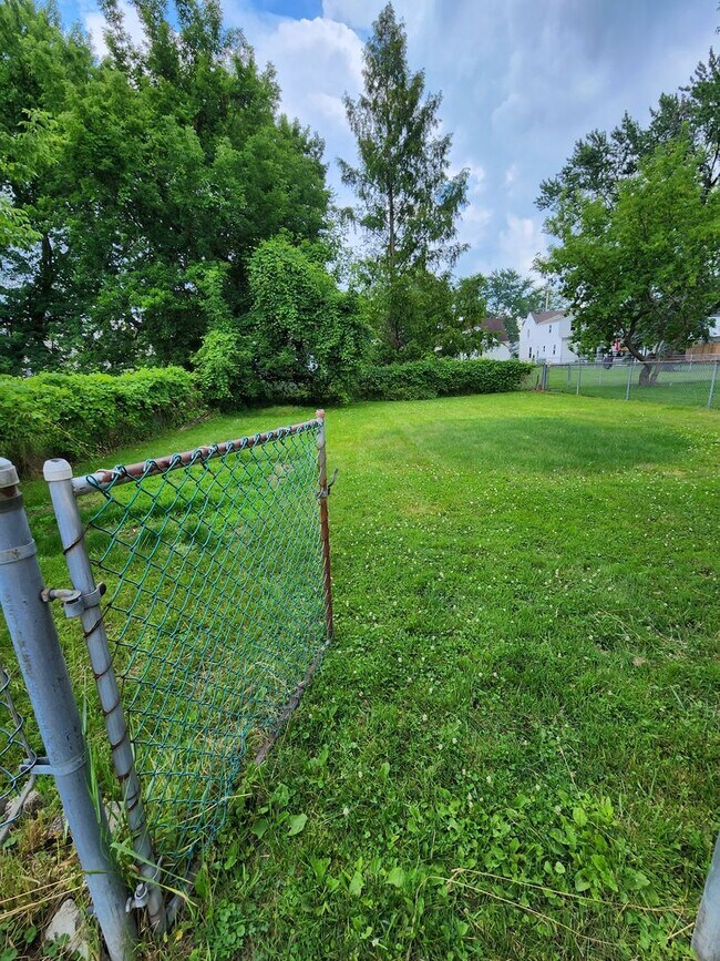 Building Photo - 3 Bedroom Home For Rent in Fairview Park w...