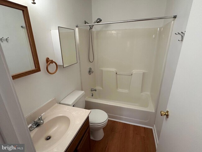 Foto del edificio - 30 Westridge Dr