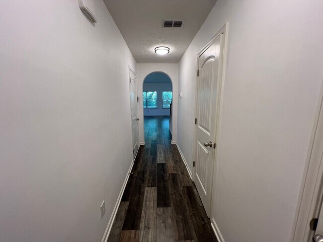 Foto del edificio - *1/2 Off First Month's Rent if leased by 9...