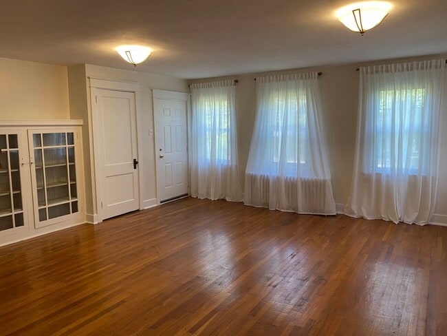 Building Photo - Open & Bright! 3 bedroom duplex