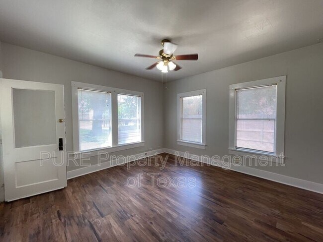 Building Photo - 606 Mesquite St