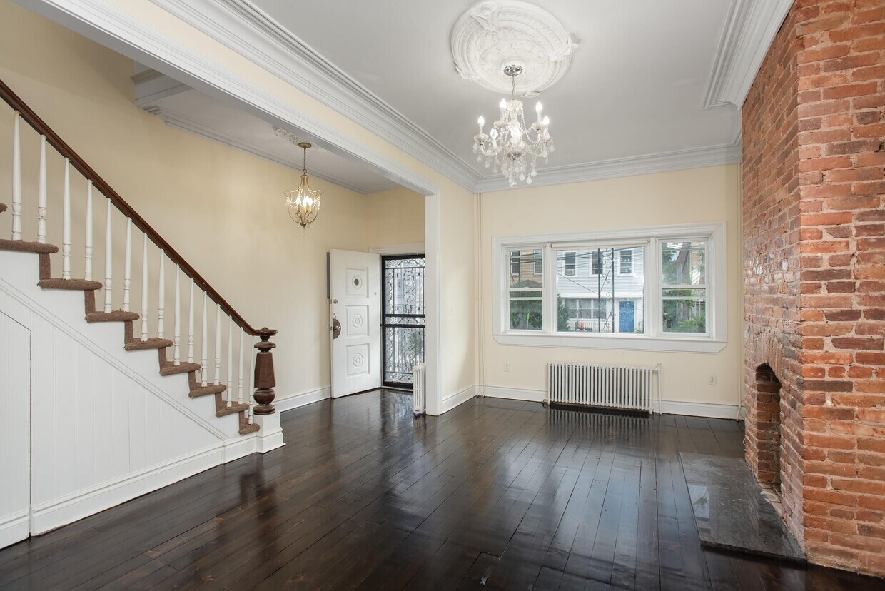 Primary Photo - 331 Forrest St