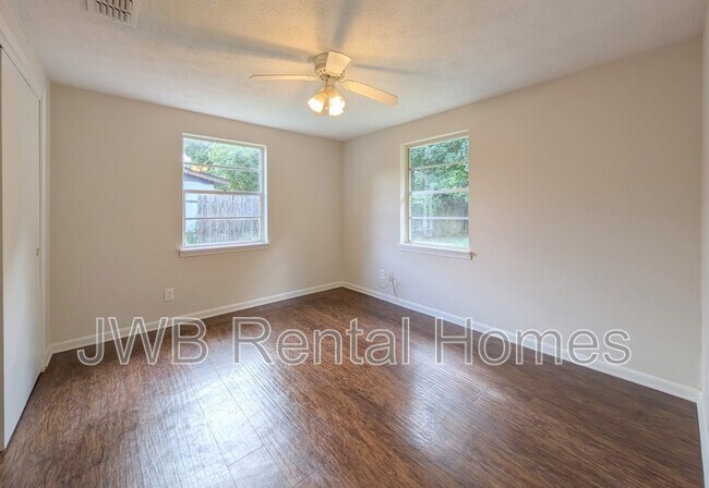 Foto del edificio - 5742 Newberg Ln