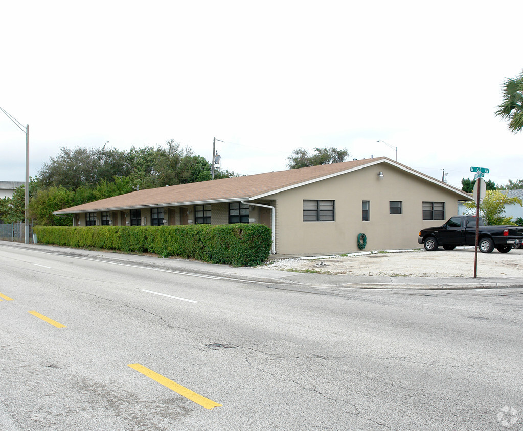 Primary Photo - 6201 Taft St
