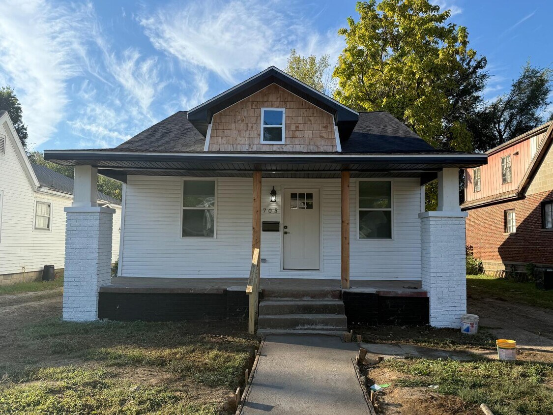 Foto principal - 705 E Riverside Dr