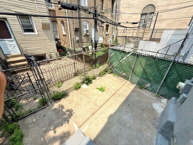 Building Photo - 1520 S Myrtlewood St