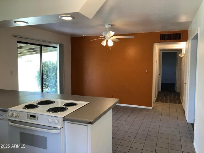 Building Photo - 718 E Granada Dr