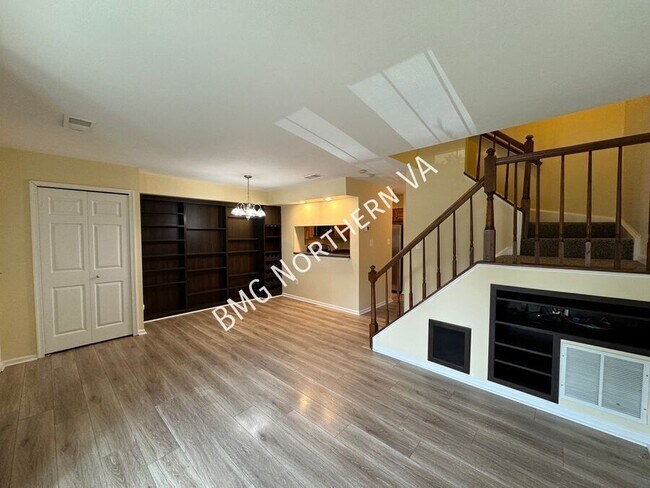 Foto del edificio - 6085 Netherton St