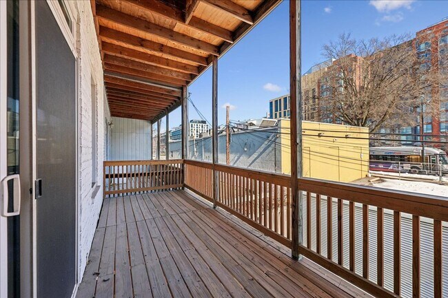 Foto del edificio - Spacious Renovated 3BR Residence Near The Wharf